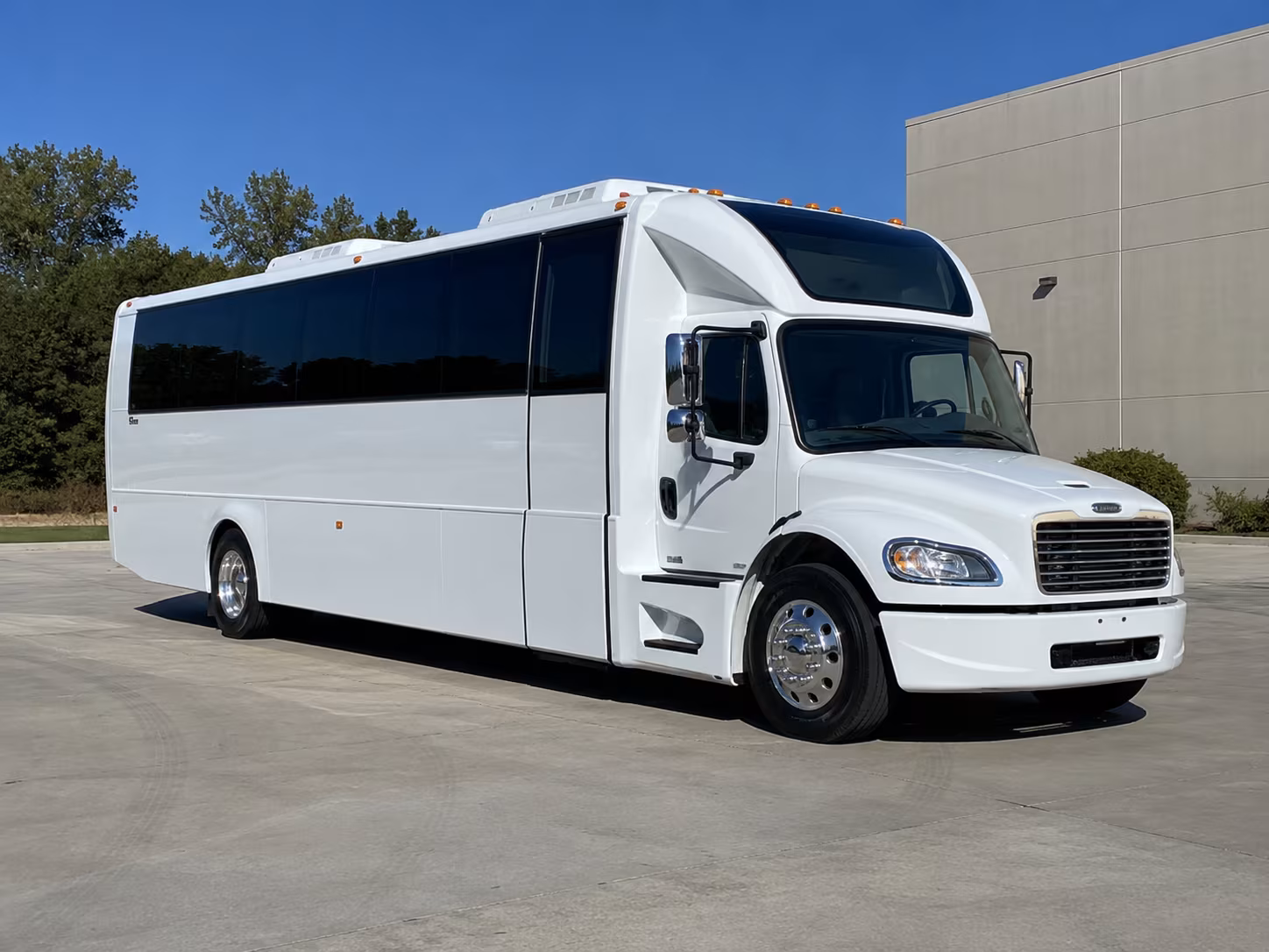 hamilton 28 passenger party bus
